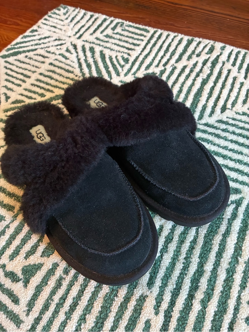 UGG size 9 Black Loria Slippers